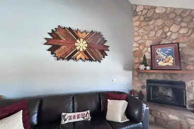 Image de Family friendly ski in-ski out chalet on Whitecap Mountain with boot dryer