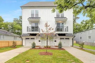 Image de Hot Tub • Game Room • Rooftop Fire Pit • Uptown