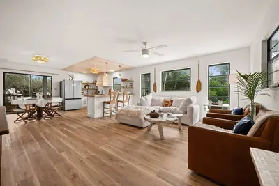 Image de New Coastal Waterfront Retreat 1