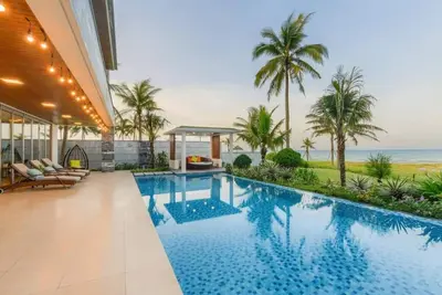 Image de Beachfront Bliss: Lux Pool Villa with Garden\n\n