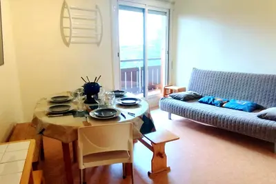 Image de 2 Pièces, skis aux pieds, proche commerces avec balcon. Capacité 6 pers, animaux non admis