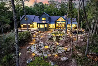 Image de Private Falls-Hiking-View-King beds-Sauna-Pub-Chefs Kitchen-In Town & Private!