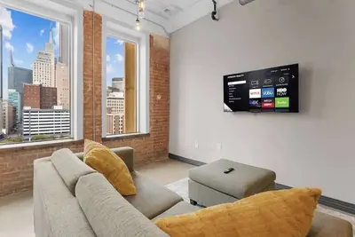 Skyline View with Free Breakfast, Valet, Pool, Gym