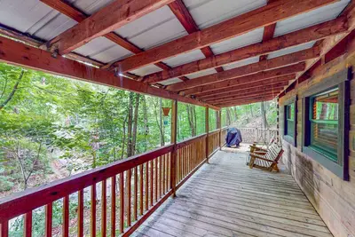 Image de Perfectly located cabin w\/ hot tub, firepit, grill, & free attraction tickets