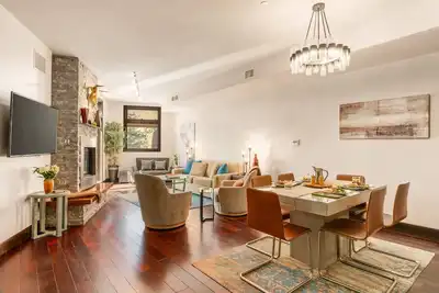 Image de 2nd-floor downtown condo with balcony, grill, streaming, fireplace, & mtn views