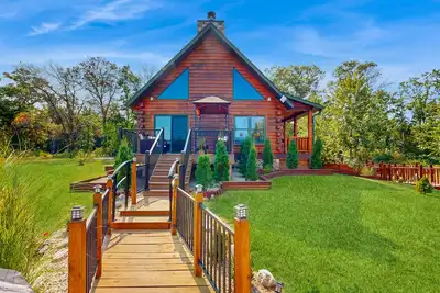 Image de Charming & peaceful cabin with fire pit, deck, & great nature views - near golf