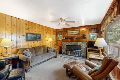 Image de Dog-friendly mountain-view home with fireplace - near state park, tramway & lake