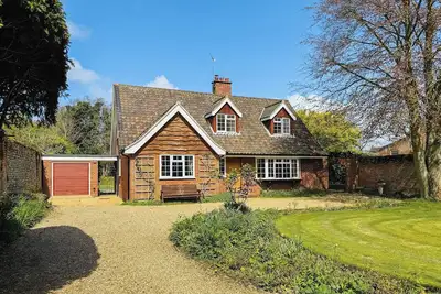 Image de The perfect larger family sized home with vast, lush, enclosed garden.