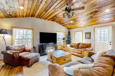 Image de Dog-friendly cabin close to lake/skiing with firepit, deck, fireplace, & W/D