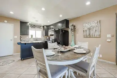 Image de Sunny 2br Old Town Condo w/ Pool & Prime Location