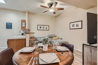 Image de Radiant Full 2 Br Apt w/Pool! Next to Shopping & Restaurants