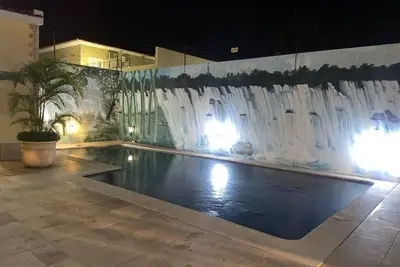 Image de House and annex with pool in a thriving and diverse district.