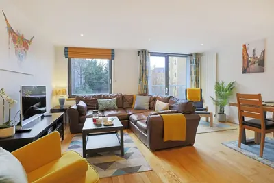 Fabulous 3 bedroom property in city centre location. Sleeps 5.