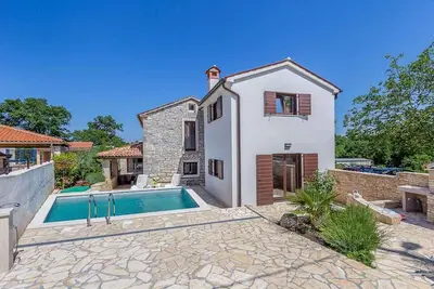 Image de Maison de vacances avec piscine dans quartier calme
