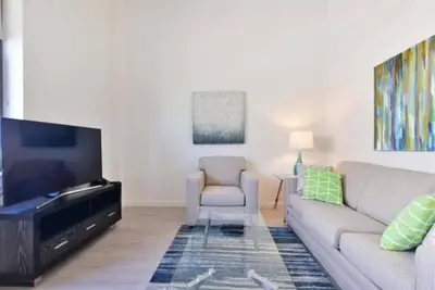 Image de Vibrant Location | Boston 2 Br | Free WiFi + Desk