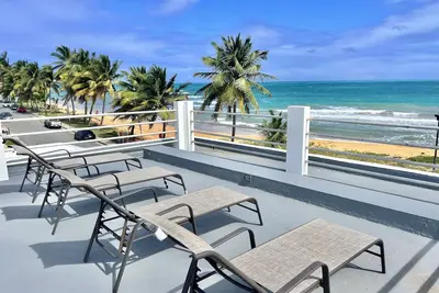 Image de Beachfront 5br/4ba house w/roof top terrace & Swimming Pool