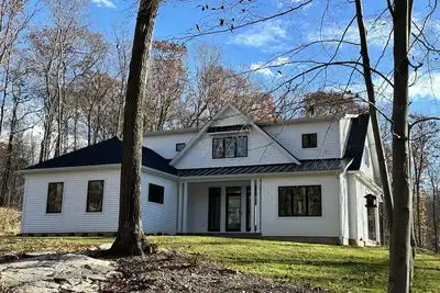 Image de New modern, luxurious home on 2. 5 acres. 10 min to Powder Ridge & Middletown.