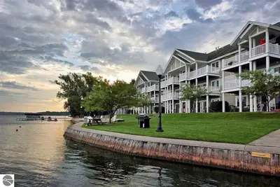 Image de Sunset Shores Resort Lake Cadillac Mi. Waterfront 2-bedroom 2 bath condo.