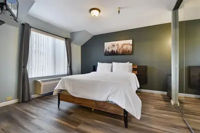 Image de Pool | Old Town | Bus Route