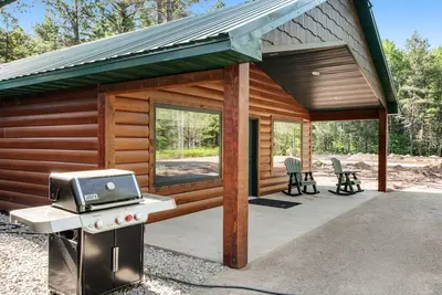 Image de Contemporary dog-friendly cabins with hot tub, fireplaces, patios, & washers + dryers
