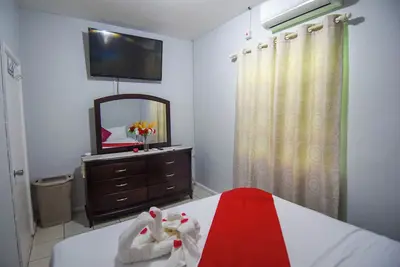 Image de \"Indulge in Tranquil Bliss at Azure Escape: Your Ultimate Retreat in Paradise\"