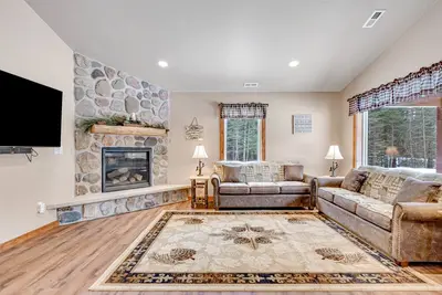 Image de Modern dog-friendly cabin with hot tub, gas fireplace, patio, grill, & washer/dryer