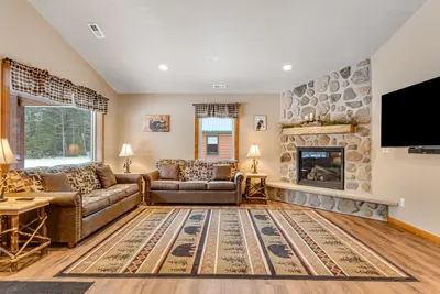 Image de Modern dog-friendly cabin with hot tub, gas fireplace, patio, grill, & central Ac