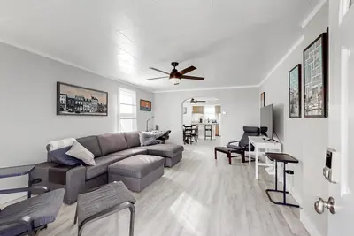 Image de Conveniently Located House with Exclusive Parking, Minutes to Downtown Baltimore