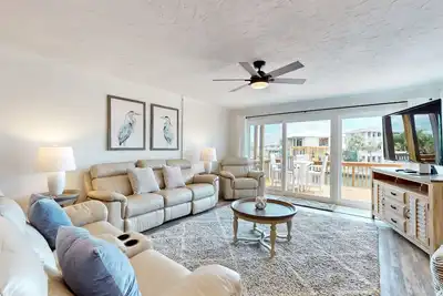 Image de Waterfront townhome with balcony, open layout, W/D - snowbird & pet friendly