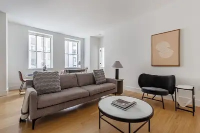 Image de Impeccable FiDi 1br w/ Golf Simulator, nr Freedom Tower, by Blueground