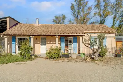 Image de Villa Sorgues avec piscine en plein Provence