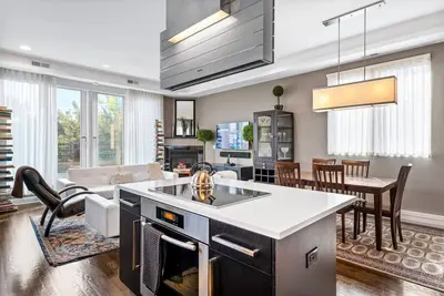 Image de Luxe Penthouse with Home Theater and Amazing Views