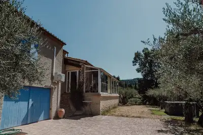 Image de Villa Les Rosiers. 6 personnes. 3 chambres. 4 lits. 2 salles de bain