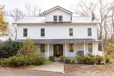 Image de Sunflower Farmhouse - Stylish & Sleeps 12!