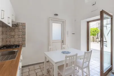Image de Appartement avec cuisine lumineuse et douche à l'italienne