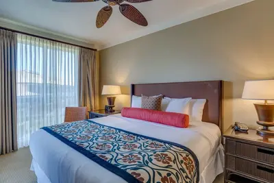 Image de Beachfront Retreat: Elegant Views w/ Full Kitchen. Onsite Parking and Pool!