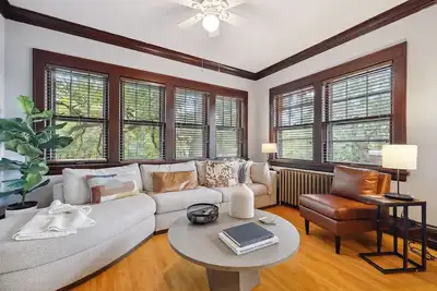 Image de Footsteps to Lake & Tons of Restaurants! Charming!