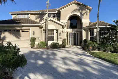 Image de Gorgeous Pool/Spa Home on Canal across Cape Harbor with Restaurants and Shops