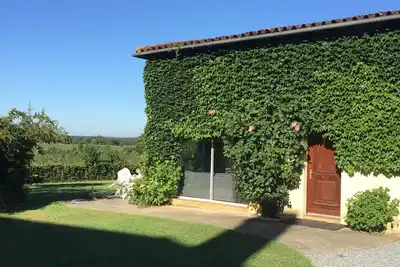 Image de Une maison de plain-pied au cœur d’une ferme au cerfs avec vue sur les Pyrénées.
