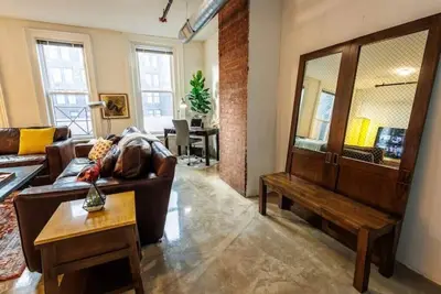 Image de Posh Pad in The Business District\n\n