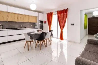 Central, spacious, large Apt with super comfy Beds