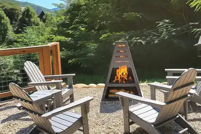 Image de Great Location-1 mile to Parkway/Hot Tub/Chiminea Fire Pit/Games/Mountain View