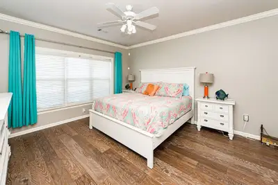 Image de Lakeside vacationing close to golf courses, restaurants and boat rental company!