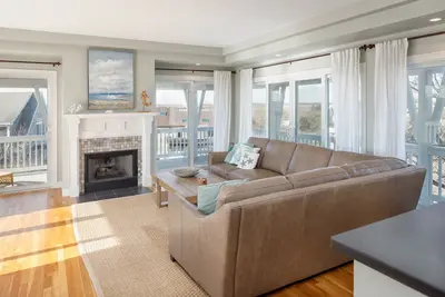 Image de Seaside Sanctuary with Stunning Views - 3-Min Walk to the Beach!