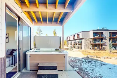 Image de Ground-floor condo with private hot tub & heated 1-car garage with Ev charger