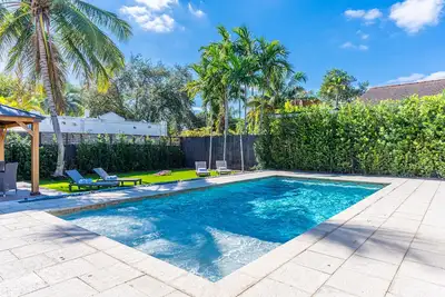 Image de Magnificent Tropical Pool House Miami Coconut Grove - Stunning Backyard
