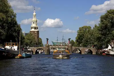 Image de Welcome on board of this newly renovated houseboat apartment, on top location