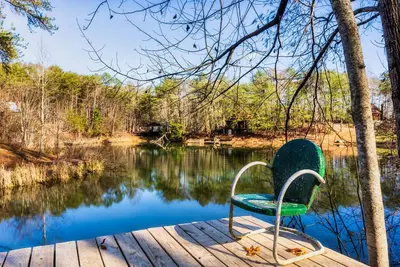 Image de Waterfront Retreat Overlooking Pond•6 mi 2pkwy•Private Dock•Arcade•Record Player