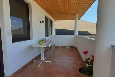 Image de Appartement/2 Schlafräume/couch/hof - Ferienwohnungen & Weingut Fam. Kroiss