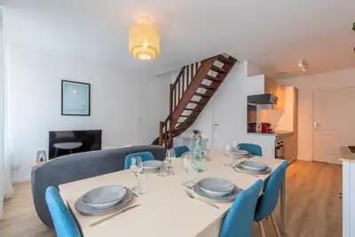 Image de 3 chambres 3 salles de bains, rénové en 2023.